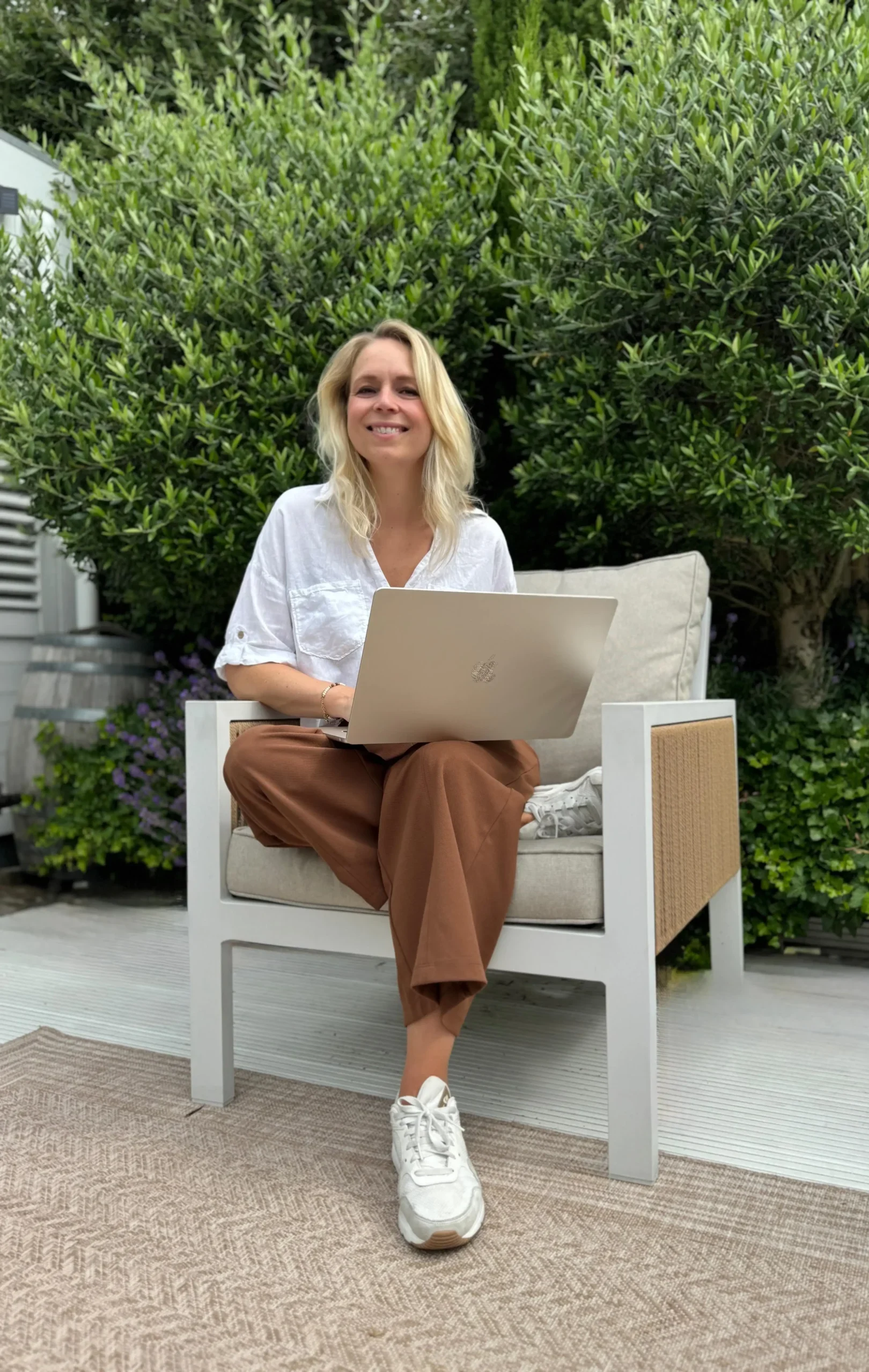 Patricia werkt buiten aan een persoonlijk adviesplan voor haar cliënten.